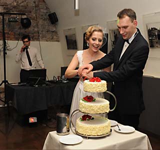 tort weselny - DJ dla CIEBIE! - krojenie tortu na weselu